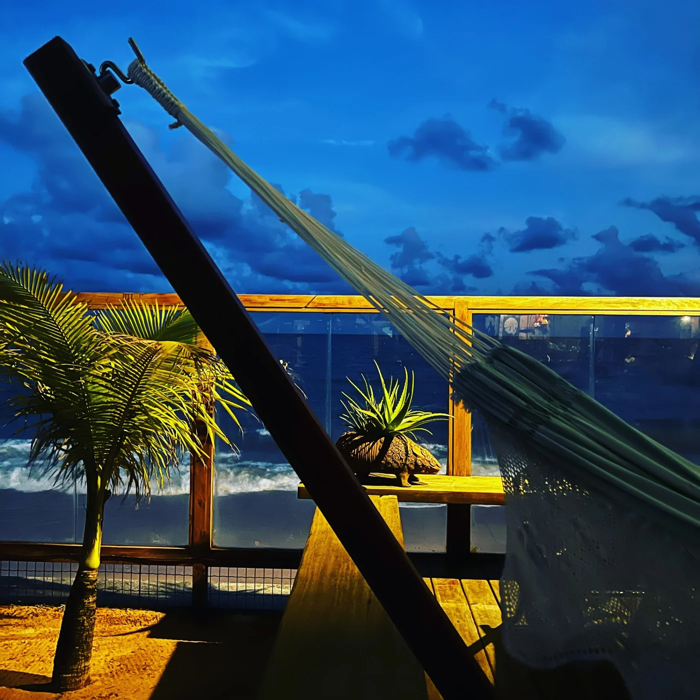 Rede com vista para o mar ao entardecer